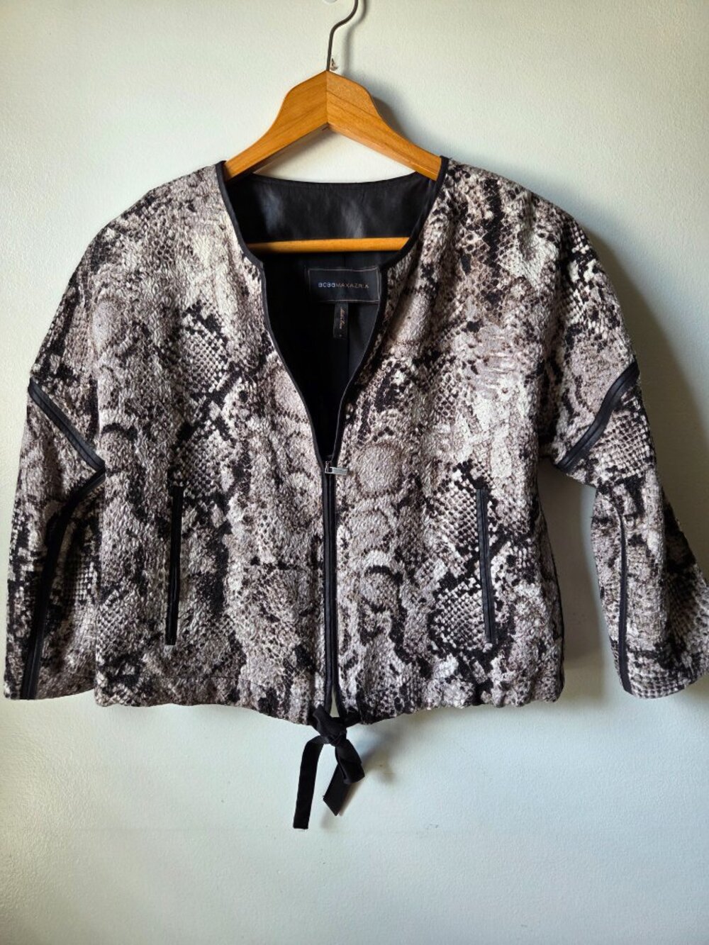 EUC BCBGMAXAZRIA SNAKESKIN PATTERN SEMI CROPPED BLAZER SIZE SMALL